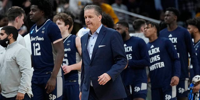 Kentucky head coach John Calipari walks off the court at the end of a college basketball game against Saint Peter's in the first round of the NCAA tournament, 星期四, 游行 17, 2022, in Indianapolis. Saint Peter's won 85-79 在加班.