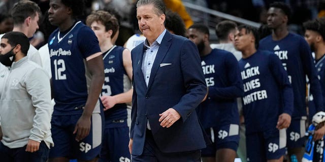 Kentucky head coach John Calipari walks off the court at the end of a college basketball game against Saint Peter's in the first round of the NCAA tournament, 星期四, 游行 17, 2022, in Indianapolis. Saint Peter's won 85-79 在加班.