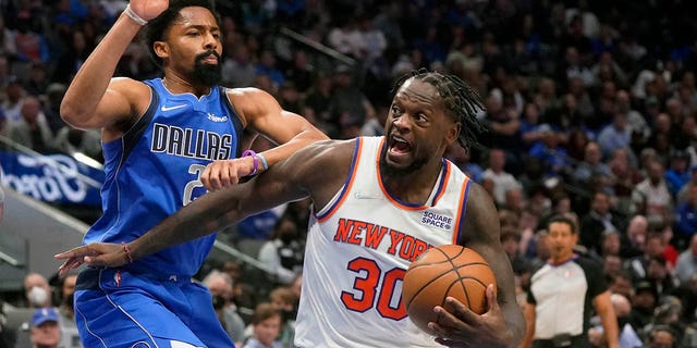 New York Knicks forward Julius Randle (30) drives against Dallas Mavericks guard Spencer Dinwiddie (26) during the second half of an NBA basketball game in Dallas, 水曜日, 行進 9, 2022. The Knicks won 107-77.