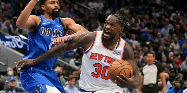 New York Knicks forward Julius Randle (30) drives against Dallas Mavericks guard Spencer Dinwiddie (26) during the second half of an NBA basketball game in Dallas, 水曜日, 行進 9, 2022. The Knicks won 107-77.
