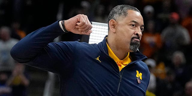 Michigan head coach Juwan Howard reacts after his team defeated Tennessee Saturday, 游行 19, 2022, in Indianapolis.