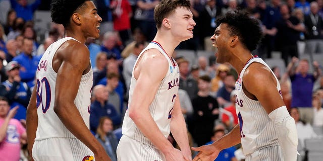 Kansas's Ochai Agbaji (30), Christian Braun (2) and Remy Martin, 对, celebrate in the closing seconds of their second-round game against Creighton in the NCAA college basketball tournament in Fort Worth, 德州, 星期六, 游行, 19, 2022.