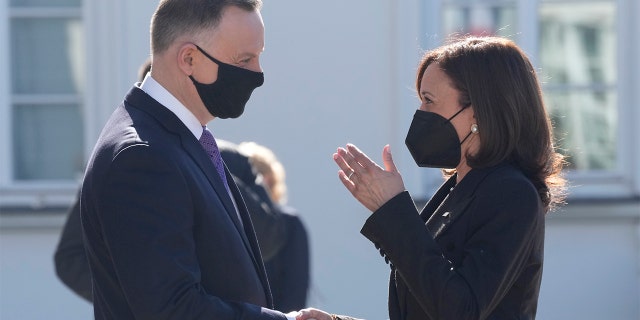 O presidente polonês Andrzej Duda recebeu a vice-presidente dos EUA Kamala Harris durante uma reunião em Varsóvia na quinta-feira, 10 de março de 2022.  (Foto AP / Czarek Sokolowski)