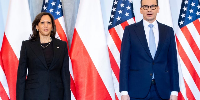 Premier Polski Mateusz Morawiecki pozuje do zdjęcia z prawicową i wiceprezydent USA Kamalą Harris podczas spotkania w Warszawie w czwartek 10 marca 2022 r.