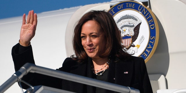 Harris face cu mâna la bordul Air Force One înainte de a pleca spre România, pe Aeroportul Internațional Chopin din Varșovia, din Varșovia, Polonia, vineri, 11 martie 2022. 