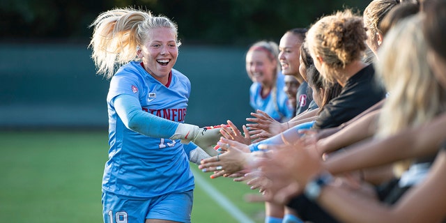 Stanford goalkeeper Katie Meyer shakes hands with teammates before a game against Cal State Northridge on Aug. 26, 2021, in Stanford, 캘리포니아. 마이어, who memorably led the Cardinal to victory in the 2019 NCAA College Cup championship game, 죽었다. 그녀는 22.