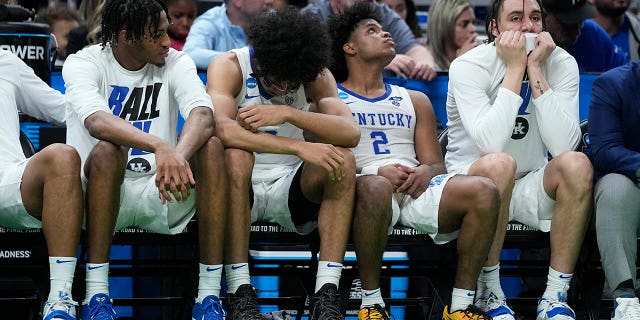 Kentucky players react on the bench at the end of a college basketball game against Saint Peter's in the first round of the NCAA tournament, 星期四, 游行 17, 2022, in Indianapolis. Saint Peter's won 85-79 在加班.