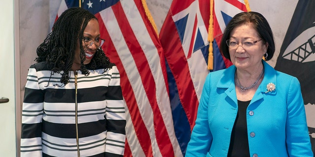 Supreme Court nominee Ketanji Brown Jackson speaks with Sen. 马齐·希罗诺, 夏威夷, outside Hirono's office on Capitol Hill in Washington, 星期二, 游行 8, 2022. Judge Jackson's confirmation hearing starts March 21. 如果确认, she would be the court's first Black female justice.