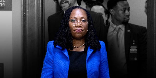 Ketanji Brown Jackson في سترة زرقاء ، بلوزة غامقة