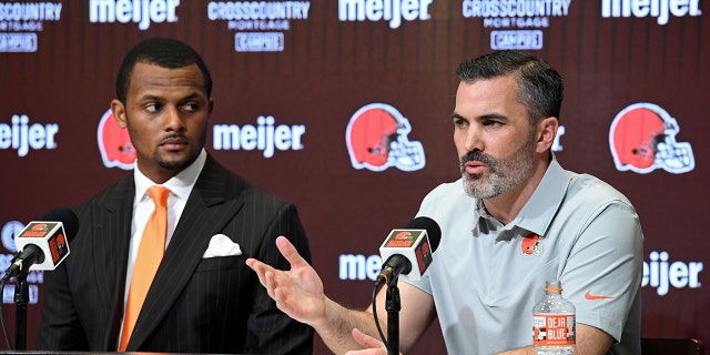 L'entraîneur des Cleveland Browns, Kevin Stefansky, prend la parole lors d'une conférence de presse présentant le quart-arrière Deshaun Watson au campus Cross Country Mortgage le 25 mars 2022 à Berea, Ohio.