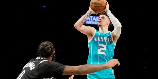 Charlotte Hornets guard LaMelo Ball (2) shoots over Brooklyn Nets center Andre Drummond (0) in the first half of an NBA basketball game, 일요일, 행진 27, 2022, 뉴욕에서.