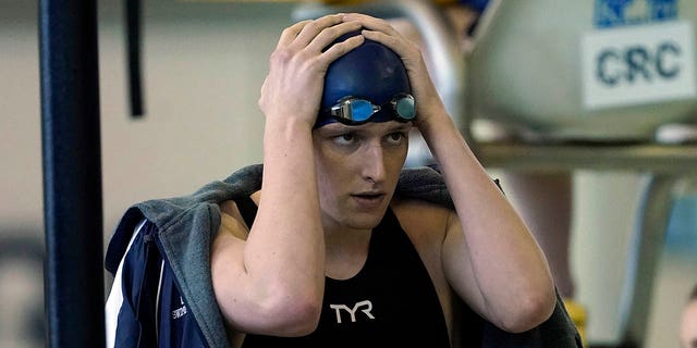 Lia Thomas, de Pennsylvanie, attend une manche préliminaire au début du championnat de natation 500 mètres nage libre féminin de la NCAA, le jeudi 17 mars 2022, à Georgia Tech à Atlanta.