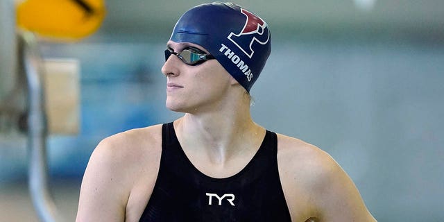 Pennsylvania's Lia Thomas waits for a preliminary heat in the Women's NCAA 500 meter freestyle swimming championship start Thursday, 行進 17, 2022, in at Georgia Tech in Atlanta.