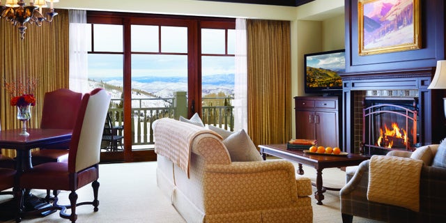Deer Valley'in tek yatak odası dağ manzaralıdır.