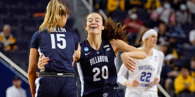 Villanova forward Maddy Siegrist (20) celebrates her 3-point basket with guard Brooke Mullin (15) during the second half of a college basketball game in the first round of the NCAA tournament against BYU, 토요일, 행진 19, 2022, in Ann Arbor, 나를.