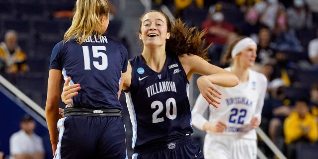 Villanova forward Maddy Siegrist (20) celebrates her 3-point basket with guard Brooke Mullin (15) during the second half of a college basketball game in the first round of the NCAA tournament against BYU, 토요일, 행진 19, 2022, in Ann Arbor, 나를.