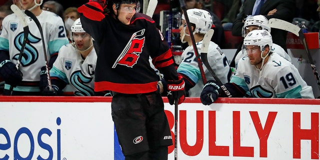 Carolina Hurricanes' Martin Necas (88) celebrates his goal as he skates past the Seattle Kraken bench during the third period of an NHL hockey game in Raleigh, N.C., Domenica, marzo 6, 2022.