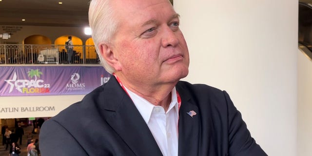 Il candidato al Senato del GOP dell'Ohio Mike Gibbons parla con Fox News alla Conservative Political Action Conference (CPAC) 26 febbraio 2022 a Orlando, Florida 