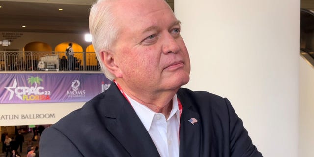 O candidato ao Senado do GOP de Ohio, Mike Gibbons, fala com a Fox News na Conferência de Ação Política Conservadora (CPAC) em 26 de fevereiro de 2022 em Orlando, Flórida 