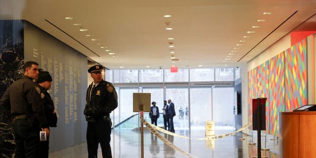 Miembros del Departamento de Policía de la Ciudad de Nueva York (NYPD) registran el área cerca de la entrada del Museo de Arte Moderno (MOMA) después de un presunto incidente de apuñalamiento múltiple, en Nueva York, EE. UU., 12 de marzo de 2022.