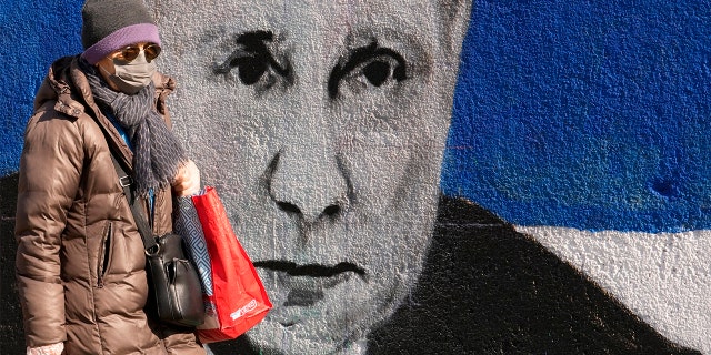 El aliado histórico de Rusia está ignorando a Putin en el creciente cambio hacia la Unión Europea 6 Una mujer pasa junto a un mural que representa al presidente ruso, Vladimir Putin, en Belgrado, Serbia, el sábado 12 de marzo de 2022.