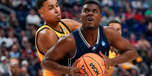 Richmond's Nathan Cayo (4) drives past Iowa's Keegan Murray (15) in the second half of a college basketball game during the first round of the NCAA men's tournament, 목요일, 행진 17, 2022, in Buffalo, 뉴욕.
