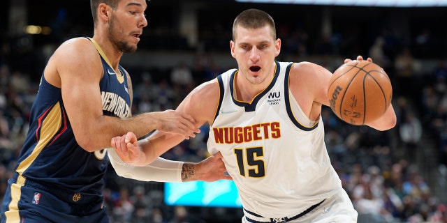 Denver Nuggets center Nikola Jokic, destra, drives the lane to the rim as New Orleans Pelicans center Willy Hernangomez defends in the first half of an NBA basketball game Sunday, marzo 6, 2022, a Denver.