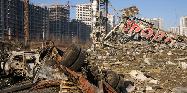 2022 年 3 月 21 日，在乌克兰基辅，随着俄罗斯继续入侵乌克兰，基辅 Podilskyi 住宅区遭到军事袭击后被毁的购物中心。