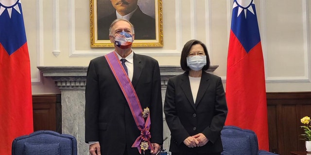 Former US Secretary of State Mike Pompeo meets with Taiwan's President Tsai Ing-wen in Taipei, March 3, 2022. (Mike Pompeo Twitter)