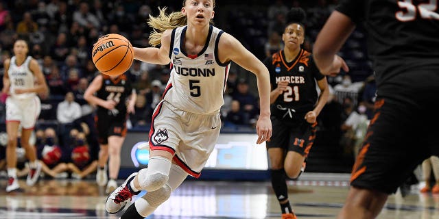 Connecticut's Paige Bueckers (5) drives to the basket during the first half of a first-round women's college basketball game against Mercer in the NCAA tournament, Saterdag, Maart 19, 2022, in Storrs, Conn.