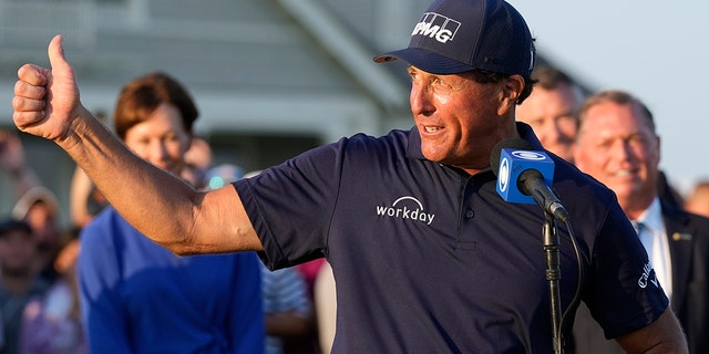Phil Mickelson speaks after winning the PGA Championship golf tournament on the Ocean Course, Mei 23, 2021, in Kiawah Island, S.C.