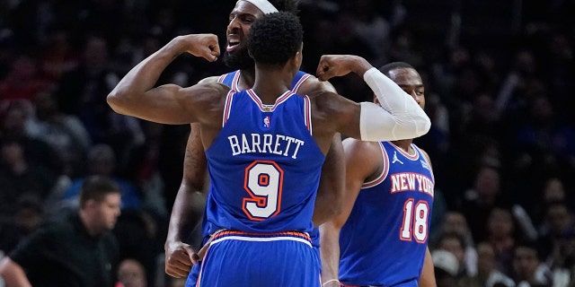 New York Knicks center Mitchell Robinson, centro, celebrates his basket with RJ Barrett (9) during the second half of an NBA basketball game against the Los Angeles Clippers Sunday, marzo 6, 2022, a Los Angeles.