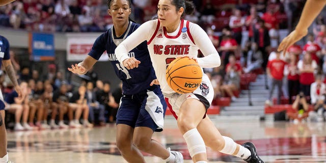 North Carolina State's Raina Perez, 권리, drives past Longwood's Kennedy Calhoun (4) during the second half of a college basketball game in the first round of the NCAA tournament in Raleigh, 체크 안함., 토요일, 행진 19, 2022.
