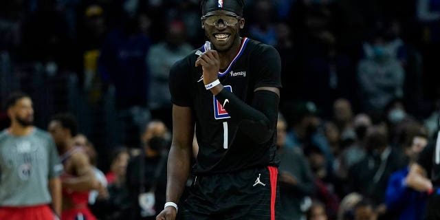 Los Angeles Clippers guard Reggie Jackson (1) reacts after a 115-109 win over the Washington Wizards in their NBA basketball game in Los Angeles, 수요일, 행진 9, 2022.