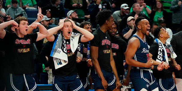 Richmond's Nick Sherod (5) celebrates with teammates in the second half of a college basketball game against the Iowa during the first round of the NCAA men's tournament Thursday, 행진 17, 2022, in Buffalo, 뉴욕.