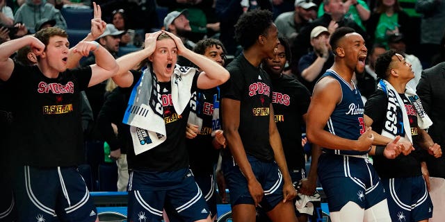 Richmond's Nick Sherod (5) celebrates with teammates in the second half of a college basketball game against the Iowa during the first round of the NCAA men's tournament Thursday, 행진 17, 2022, in Buffalo, 뉴욕.