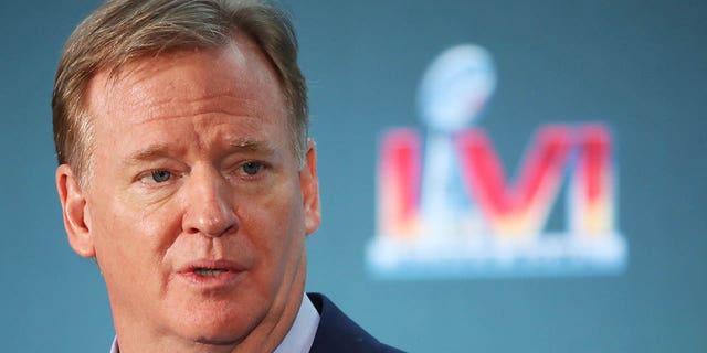 El comisionado de la NFL, Roger Goodell, habla con los medios de comunicación durante la conferencia de prensa de LVI Head Coach y Super Bowl MVP en el Centro de Convenciones de Los Ángeles el 14 de febrero de 2022 en Los Ángeles.