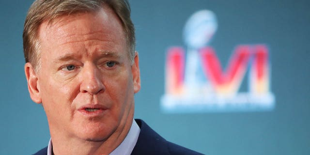 El comisionado de la NFL, Roger Goodell, habla con los medios de comunicación durante la conferencia de prensa de LVI Head Coach y Super Bowl MVP en el Centro de Convenciones de Los Ángeles el 14 de febrero de 2022 en Los Ángeles.