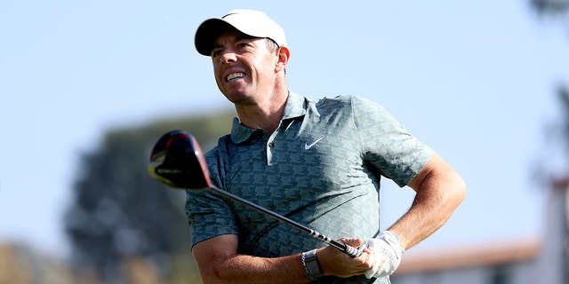 Kuzey İrlandalı Rory McIlroy, Los Angeles'ın Pasifik Polinezyası bölgesindeki Riviera Country Club'da 20 Şubat 2022'de Genesis Invitational Golf Turnuvası'nın son turunda ikinci deliğe ulaştı.