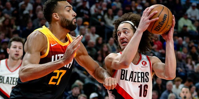 Portland Trail Blazers guard CJ Elleby (16) pulls down the ball while Utah Jazz center Rudy Gobert (27) defends during the first half of an NBA basketball game Wednesday, 行進 9, 2022, in Salt Lake City.