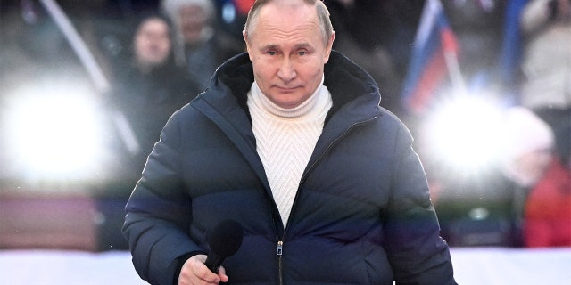 Russian President Vladimir Putin delivers a speech during a concert marking the eighth anniversary of Russia's annexation of Crimea at Luzhniki Stadium in Moscow, 行進 18, 2022. Sputnik/Sergey Guneev/Kremlin via REUTERS