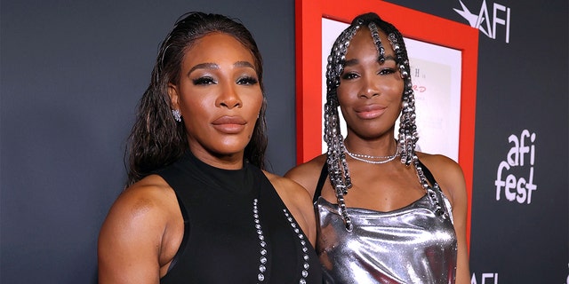 HOLLYWOOD, CA - 14 NOVEMBRE : (LR) Serena Williams et Venus Williams assister à la première de Warner Bros. "Roi Richard" Au TCL Chinese Theatre le 14 novembre 2021 à Hollywood, Californie.  (Photo par Emma McIntyre/Getty Images)