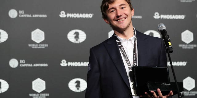 Sergey Karjakin of Russia smiles after being cheered by fans at an award ceremony after losing to Magnus Carlsen of Norway at the 2016 World Chess Championship match in New York, Nov. 30, 2016.