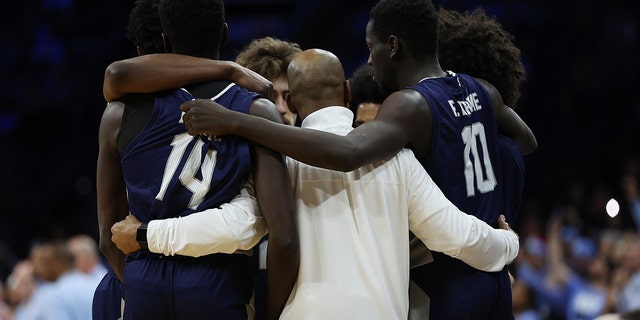 Head coach Shaheen Holloway of the St. Peter's Peacocks reacts with players after being defeated by North Carolina Tar Heels 69-49 the Elite Eight round game of the 2022 NCAA Men's Basketball Tournament at Wells Fargo Center on March 27, 2022 en Filadelfia, Pensilvania.