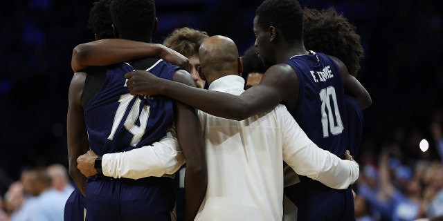 Head coach Shaheen Holloway of the St. Peter's Peacocks reacts with players after being defeated by North Carolina Tar Heels 69-49 the Elite Eight round game of the 2022 NCAA Men's Basketball Tournament at Wells Fargo Center on March 27, 2022 en Filadelfia, Pensilvania.