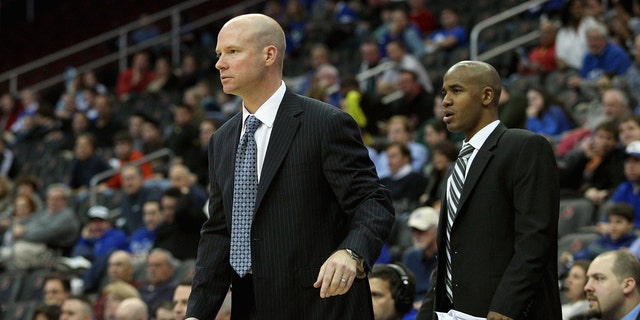 Head coach Kevin Willard and associate head coach Shaheen Holloway of the Seton Hall Pirates coach against the Auburn Tigers at Prudential Center on Dec. 2, 2011 in Newark, 新泽西州. 