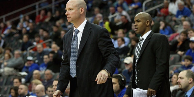 Head coach Kevin Willard and associate head coach Shaheen Holloway of the Seton Hall Pirates coach against the Auburn Tigers at Prudential Center on Dec. 2, 2011 in Newark, 新泽西州.