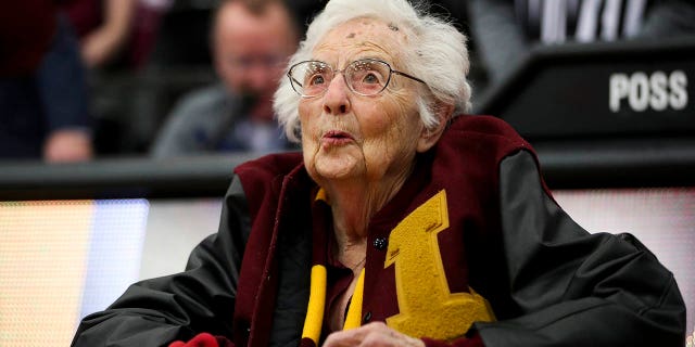 Sœur Jean Dolores Schmidt aura 100 ans le 21 août 2019. Sœur Jean est surprise après avoir reçu une bague Final Four de la NCAA avant que les Loyola Ramblers ne jouent le Nevada Wolf Pack en 2018 au Gentile Arena de Chicago, Illinois.