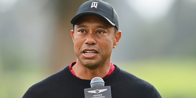 L'hôte du tournoi, Tiger Woods, prend la parole après le Genesis Invitational le 20 février 2022 au Riviera Country Club de Pacific Palisades, en Californie.