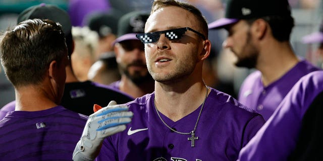 Trevor Story of the Colorado Rockies merayakan pukulan home run solo melawan Philadelphia Phillies di Citizens Bank Park 1 September.  10, 2021, di Philadelphia. 